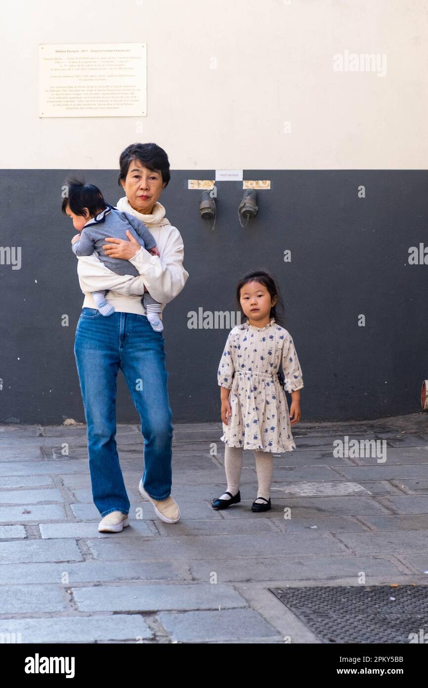 La gandmother giapponese e due daugters gand ben vestiti per le strade di Parigi, in Francia Foto Stock