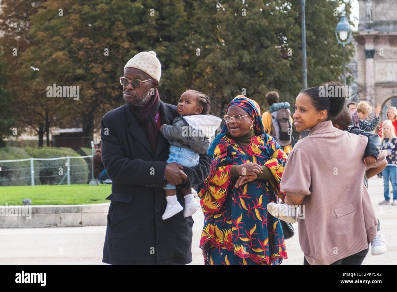 Famiglia africana di nonno, nonna, madre e due bambini che si divertono in un bellissimo parco di Parigi Foto Stock