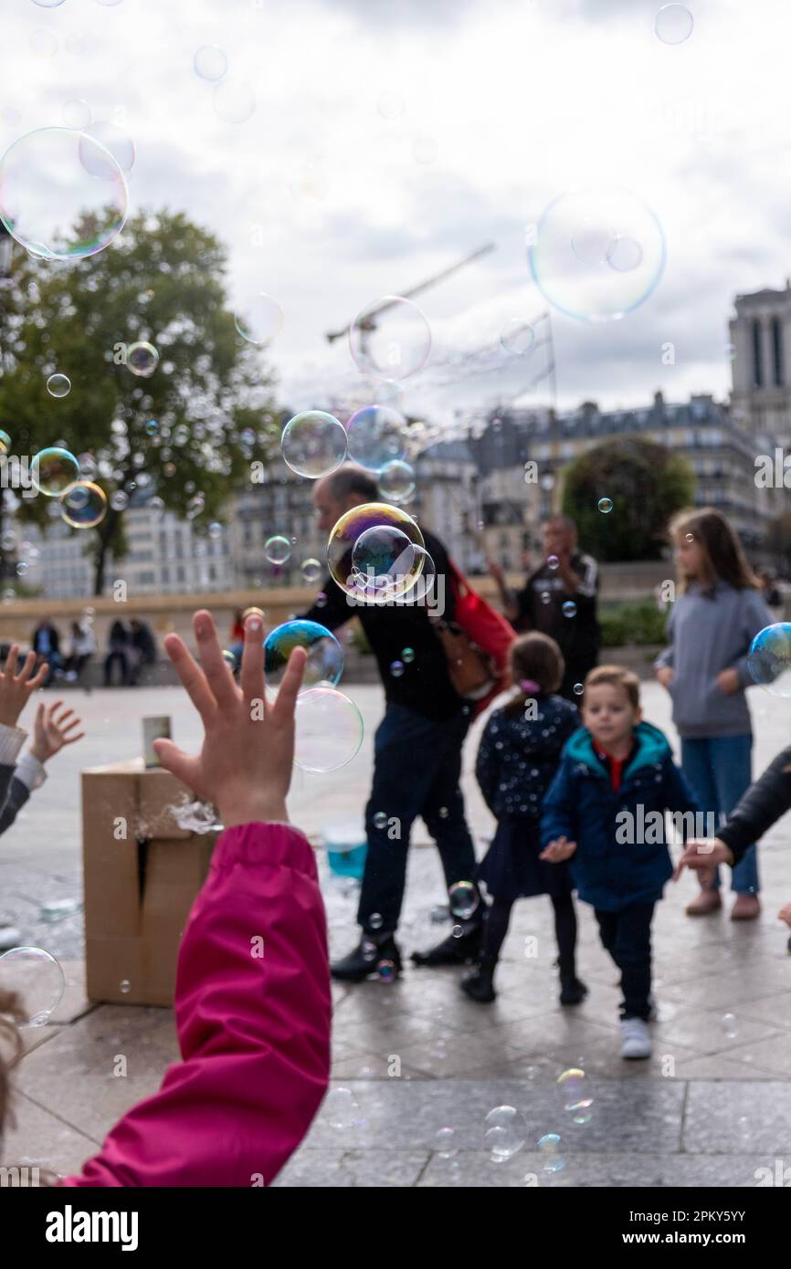 Momenti di gioia: I bambini si divertono in una Street Soap Bubble Party a Parigi Foto Stock