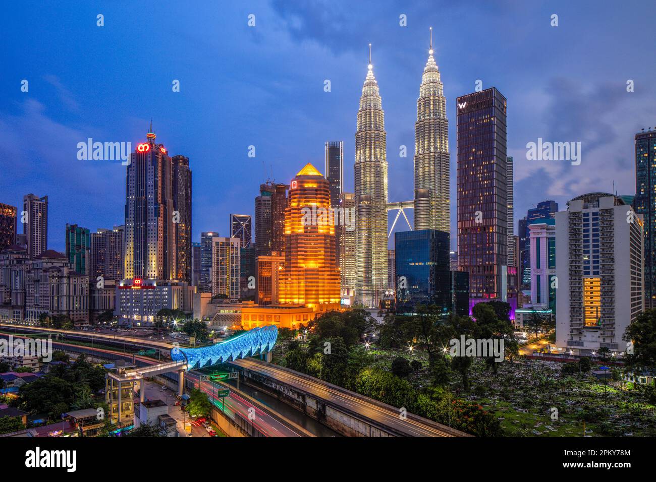 L'ora blu alle Torri Gemelle, Kuala Lumpur, Malesia Foto Stock