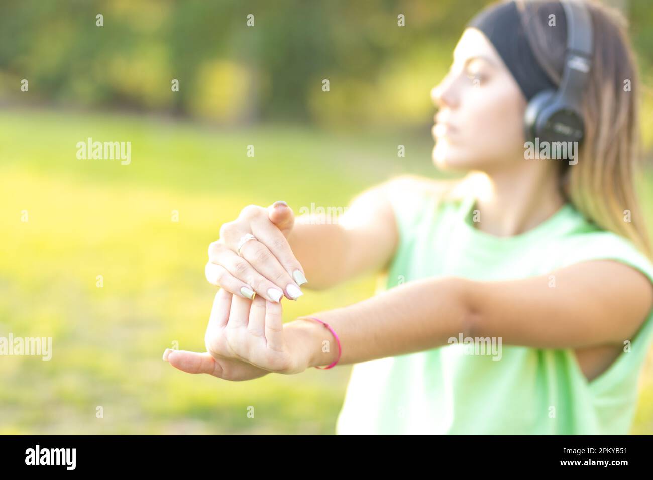 Primo piano di stiramento di polsi, mani e dita. Foto Stock