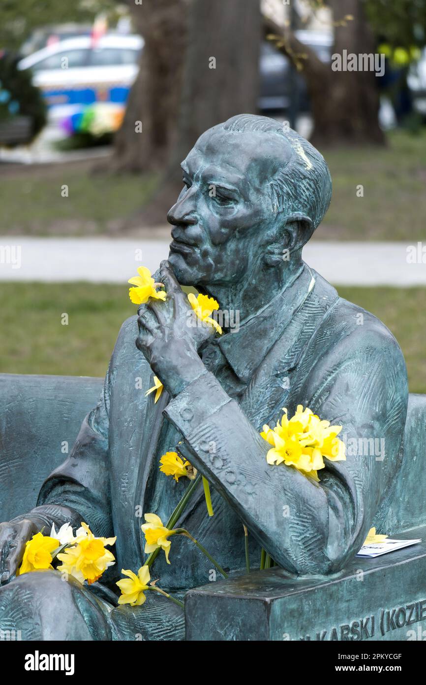Varsavia, Polonia - Jan Karski, inviato dello Stato sotterraneo POL e testimone dello sterminio degli ebrei in un campo di sterminio tedesco. Foto Stock