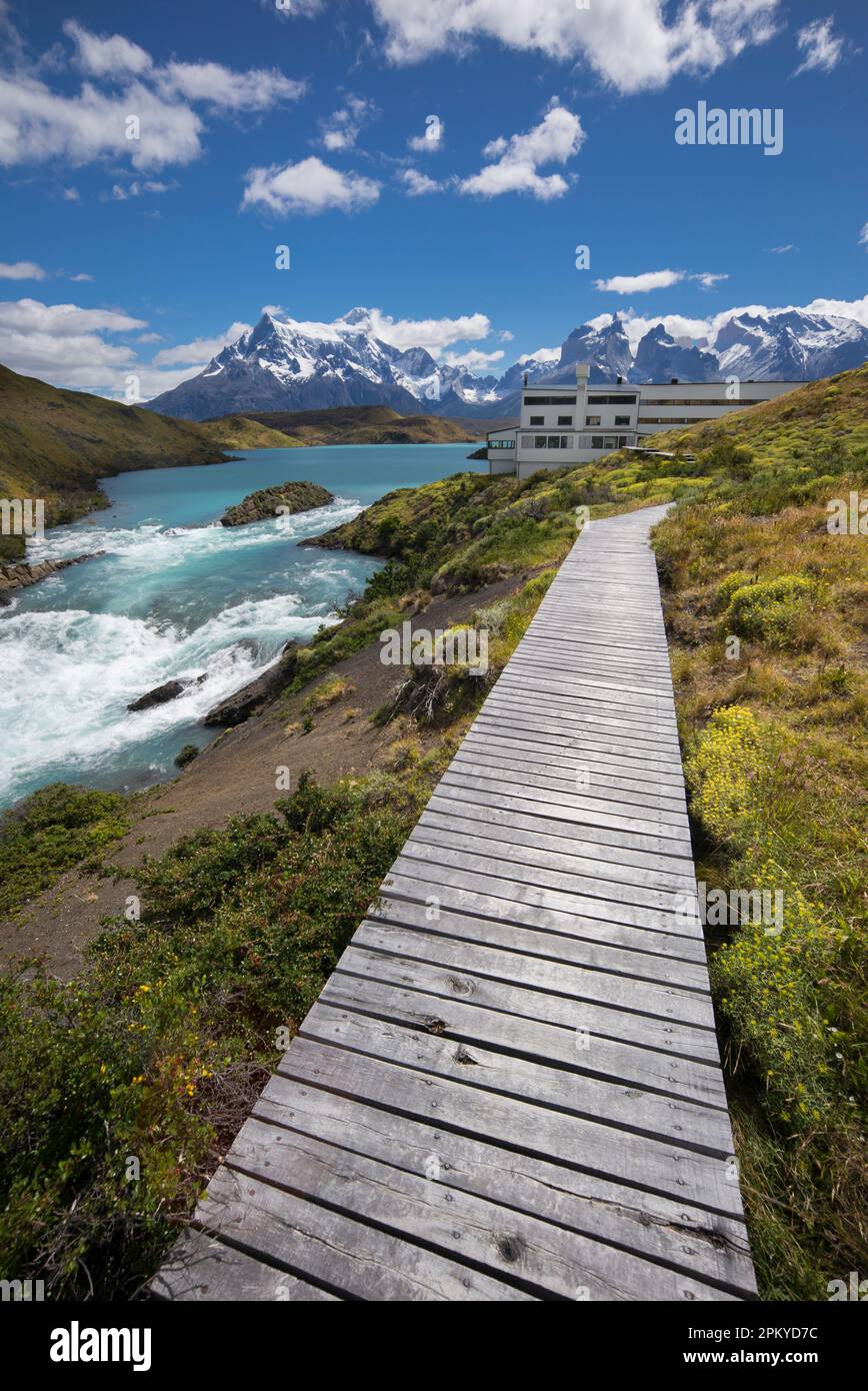 Terrazze in legno che conducono all'Explora Hotel, al lago Pehoe, al Parco Nazionale Torres del Paine, Foto Stock