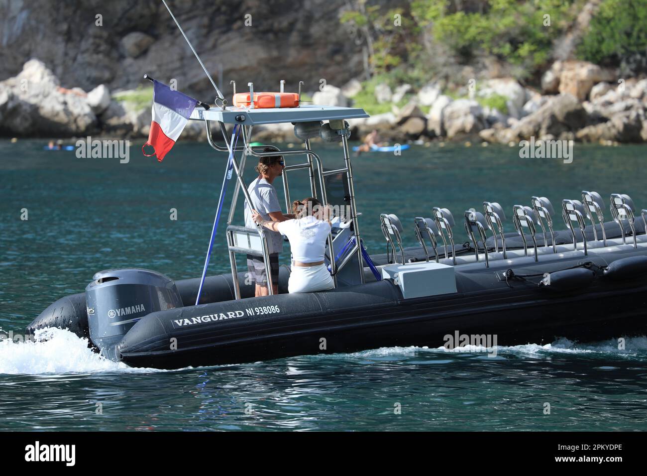 Cap-d'Ail, Francia - 5 settembre 2022: Un team di animati dipendenti di ristoranti con abilità navigare una barca Vanguard, Mala Beach a Cap-d'Ail sulla Fre Foto Stock