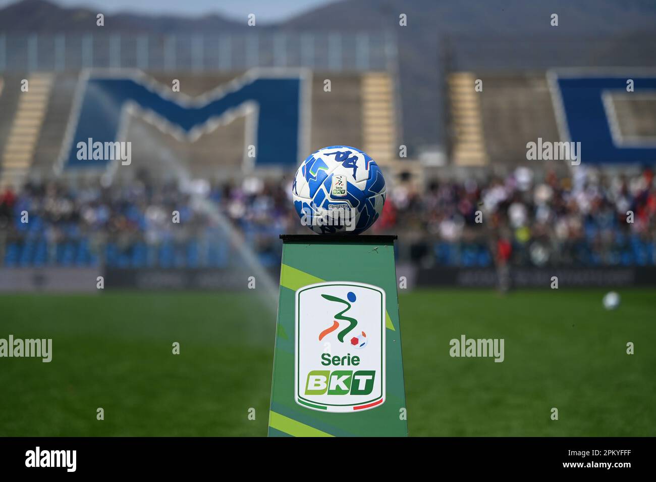 Como, Italia. 10th Apr, 2023. Pallone durante la partita di calcio della Serie B Italiana tra Como 1907 e Genova CFC su 10 di Avril 2023 allo stadio Giuseppe Senigallia di Como. Photo Tiziano Ballabio Credit: Tiziano Ballabio/Alamy Live News Foto Stock