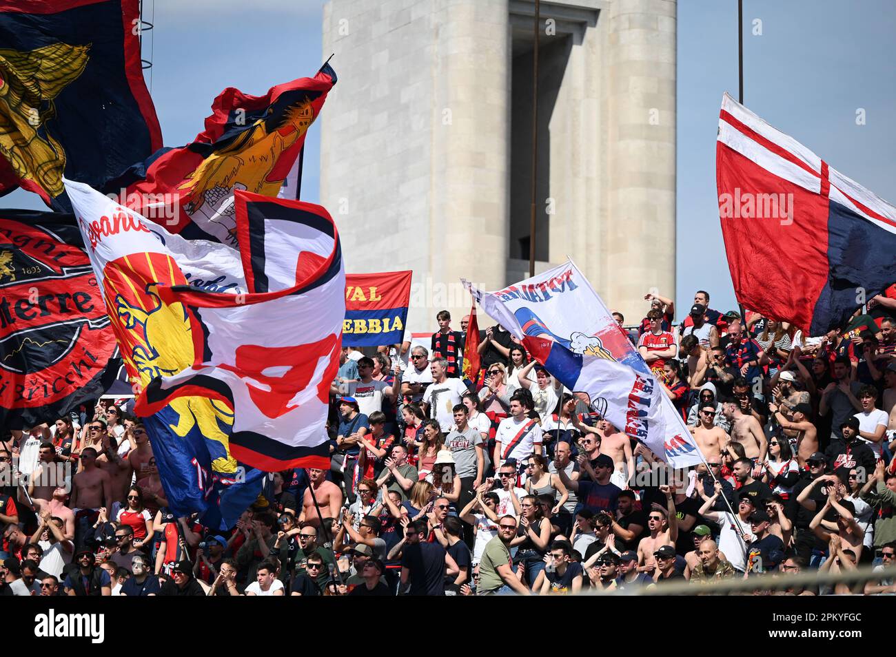 Como, Italia. 10th Apr, 2023. Tifosi del CFC di Genova durante la partita di calcio italiana della Serie B tra Como 1907 e il CFC di Genova sul 10 di Avril 2023 allo stadio Giuseppe Senigallia di Como. Photo Tiziano Ballabio Credit: Tiziano Ballabio/Alamy Live News Foto Stock