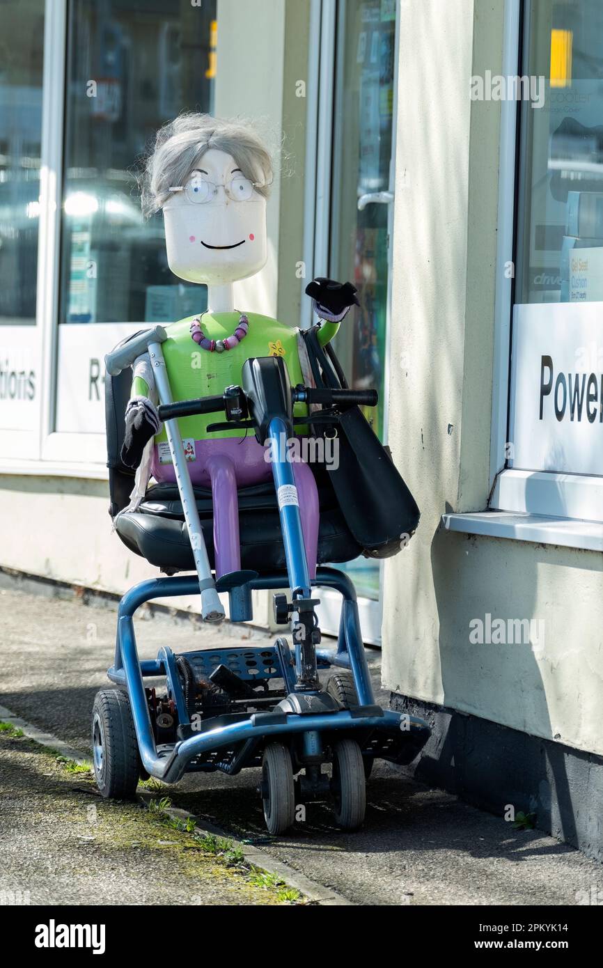 Marrakech, Marocco. Una vista delle bancarelle di cibo illuminate e affollate situate in piazza Jemaa el-Fnaa a Marrakech. La vista è notturna sopra la piazza Foto Stock