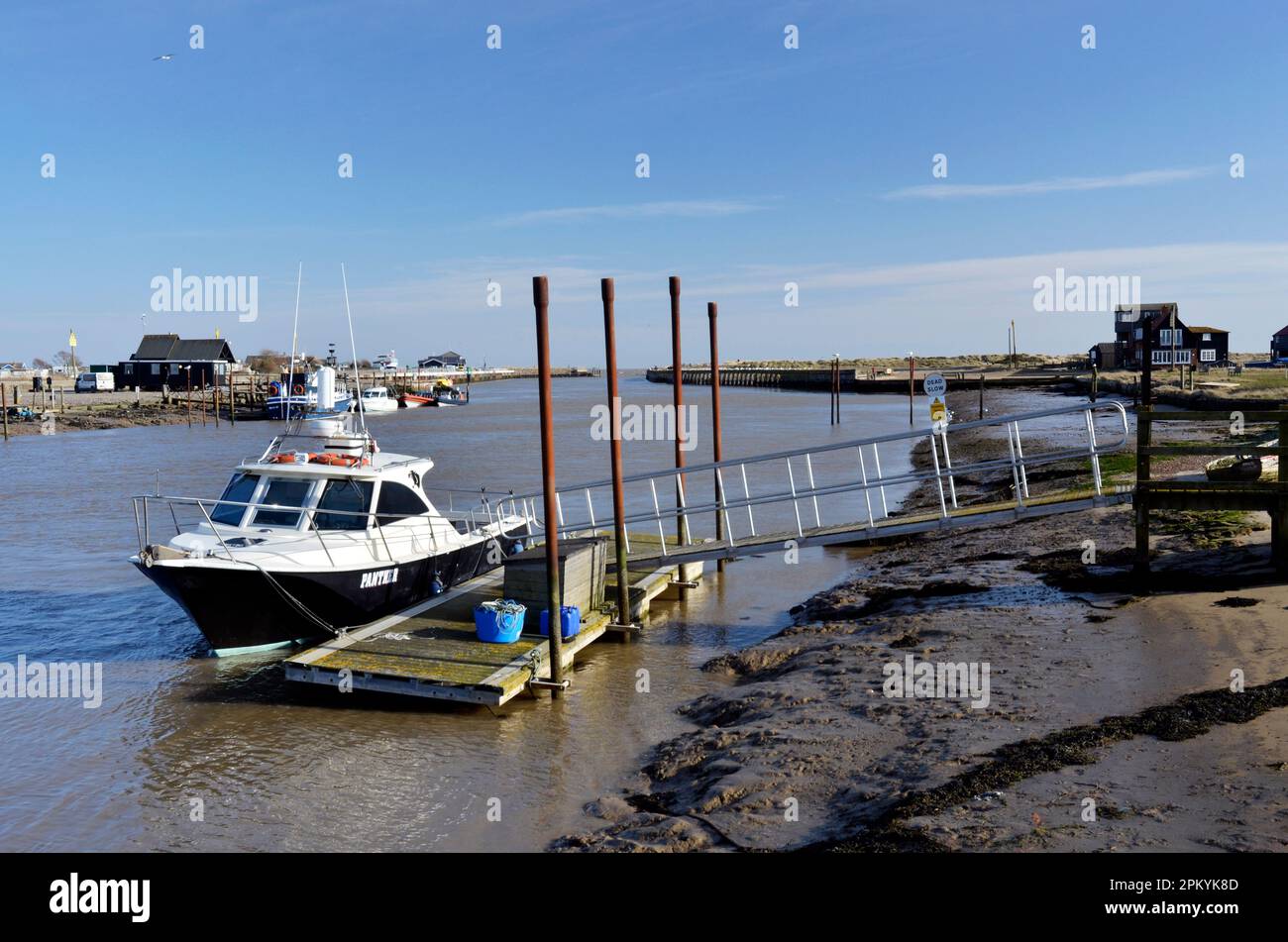 barche ormeggiate bassa marea al porto di southwold southwold suffolk inghilterra Foto Stock