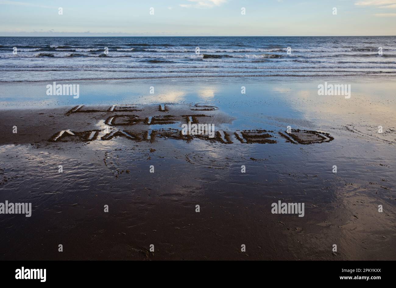 Lets ottenere sposato scritto nella sabbia a Filey Bay Foto Stock