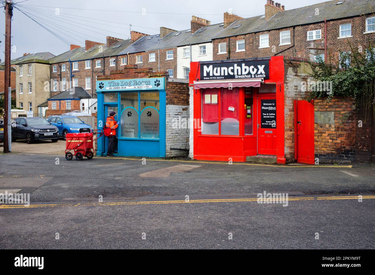 Postino che chiama in un piccolo negozio di Victoria Road, Scarborough Foto Stock