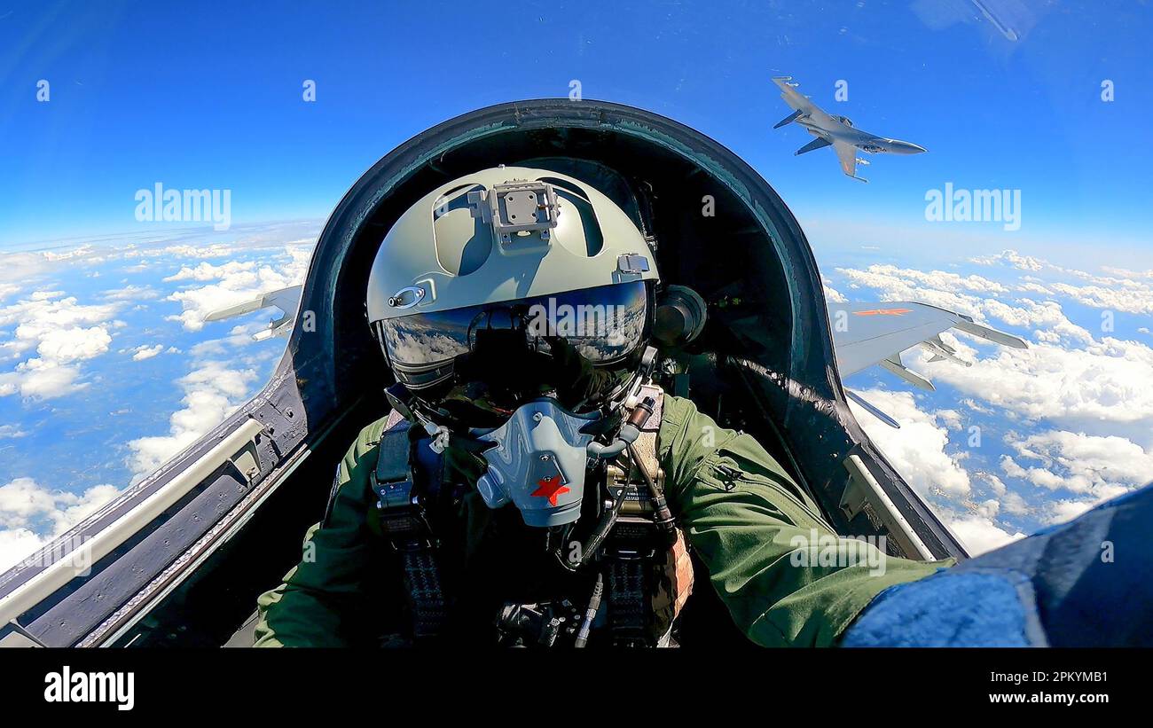 (230410) -- NANJING, 10 aprile 2023 (Xinhua) -- questa foto scattata il 9 aprile 2023 mostra gli aerei da guerra del comando teatrale orientale dell'Esercito popolare Cinese di Liberazione (PLA) durante la pattuglia di preparazione al combattimento e le esercitazioni militari intorno all'Isola di Taiwan. L'Eastern Theater Command del PLA ha svolto tutti i compiti nella pattuglia di preparazione al combattimento e nelle esercitazioni militari svolte dal 8 al 10 aprile intorno all'isola di Taiwan. Le operazioni hanno testato in modo completo la capacità di combattimento congiunta integrata dei molteplici servizi e armi del PLA in condizioni di combattimento reali. (Foto di M Foto Stock