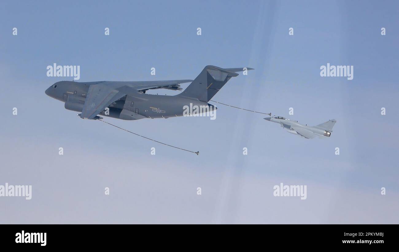 (230410) -- NANJING, 10 aprile 2023 (Xinhua) -- questo video screenshot preso il 9 aprile 2023 mostra un aereo da guerra del comando teatrale orientale dell'Esercito popolare di liberazione cinese (PLA) che viene rifornito durante la pattuglia di preparazione al combattimento e le esercitazioni militari intorno all'Isola di Taiwan. L'Eastern Theater Command del PLA ha svolto tutti i compiti nella pattuglia di preparazione ai combattimenti e nelle esercitazioni militari svolte dal 8 al 10 aprile intorno all'isola di Taiwan. Le operazioni hanno testato in modo completo la capacità di combattimento congiunta integrata dei molteplici servizi e armi del PLA sotto l'attuale com Foto Stock