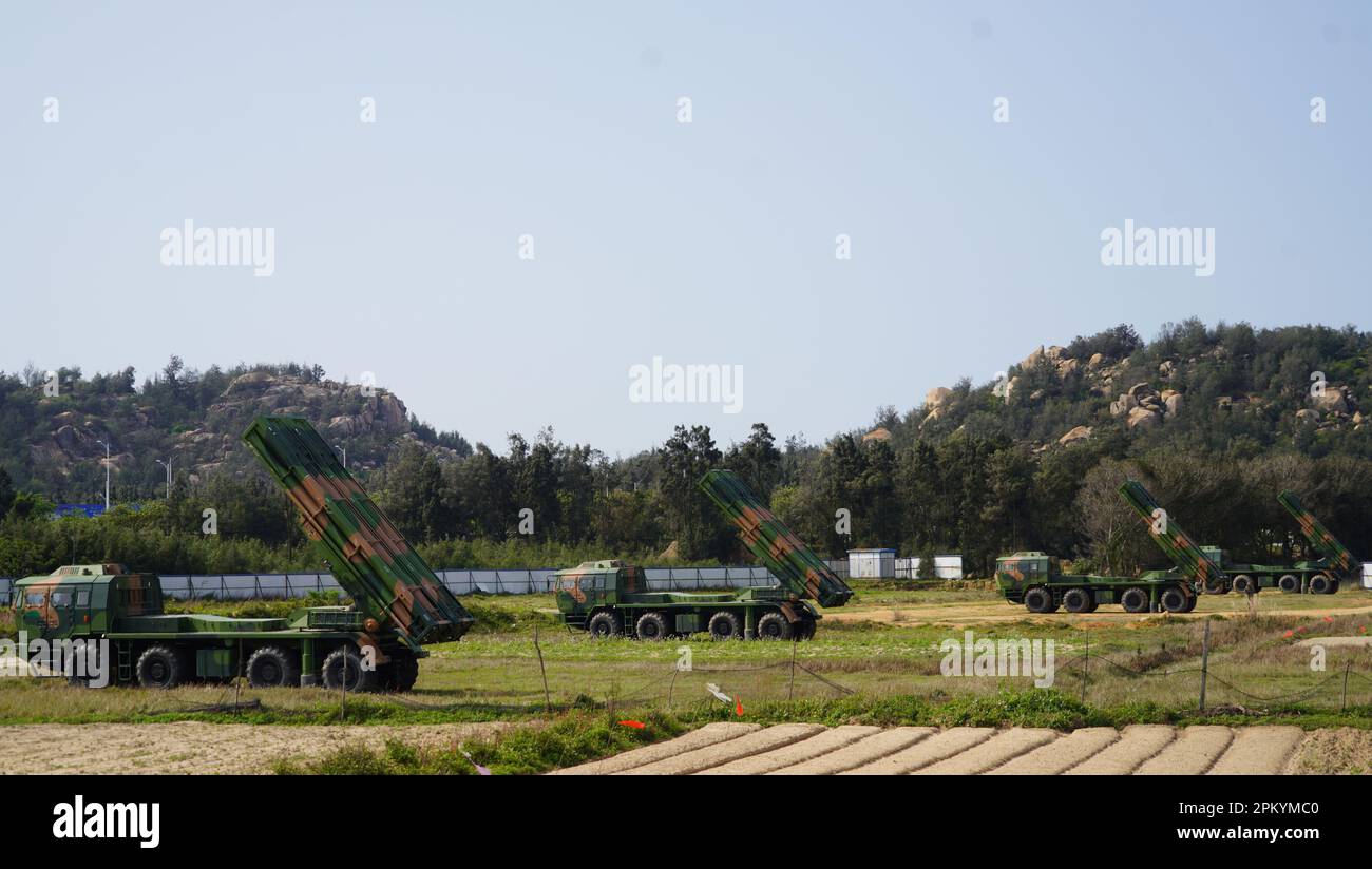 (230410) -- NANJING, 10 aprile 2023 (Xinhua) -- questa foto scattata il 9 aprile 2023 mostra le armi di artiglieria del comando del teatro orientale dell'Esercito di liberazione popolare Cinese (PLA) che simulano il lancio di scioperi di precisione durante la pattuglia di preparazione al combattimento e gli esercizi militari intorno all'Isola di Taiwan. L'Eastern Theater Command del PLA ha svolto tutti i compiti nella pattuglia di preparazione al combattimento e nelle esercitazioni militari svolte dal 8 al 10 aprile intorno all'isola di Taiwan. Le operazioni hanno testato in modo completo la capacità di combattimento congiunta integrata dei molteplici servizi a del PLA Foto Stock