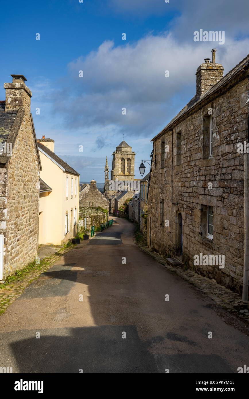 Le strade tranquille di Locronan, Bretagna, Francia Foto Stock