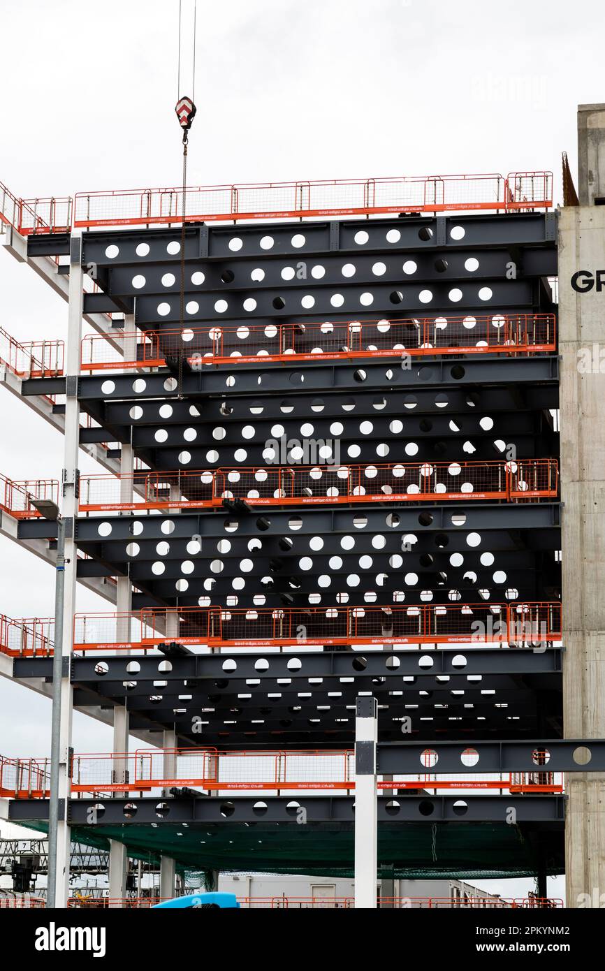 Struttura in acciaio su un cantiere con barriere di protezione easi, Glasgow, Scozia, Regno Unito, Europa Foto Stock