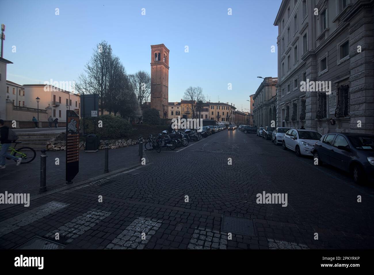 Piazza con una rotonda in una città italiana al crepuscolo Foto Stock