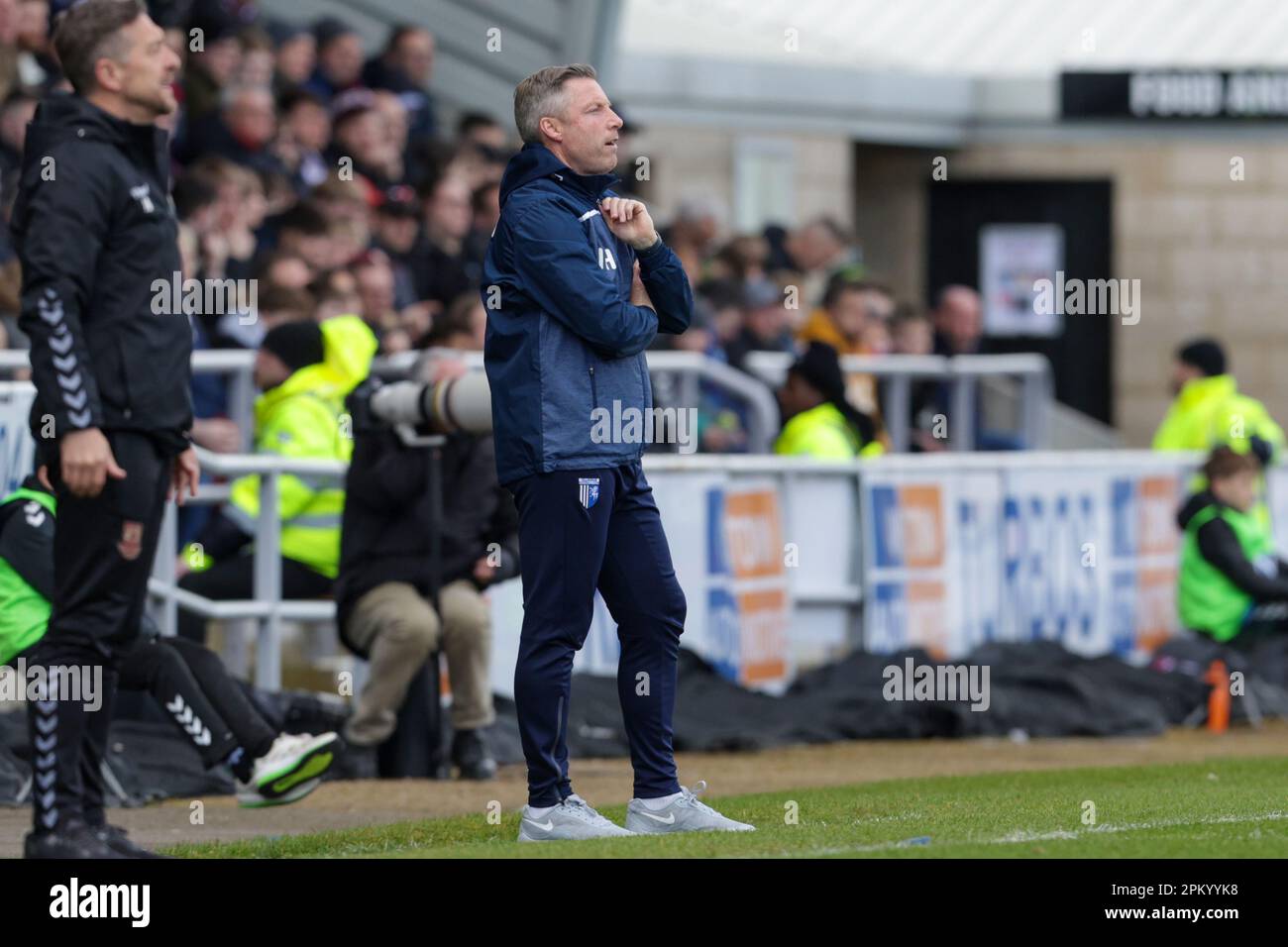 Northampton, Regno Unito. 10th aprile 2023. Il manager di Gillingham Neil Harris durante la prima metà della partita della Sky Bet League 2 tra Northampton Town e Gillingham allo stadio della PTS Academy di Northampton lunedì 10th aprile 2023. (Foto: John Cripps | NOTIZIE MI) Credit: NOTIZIE MI & Sport /Alamy Live News Foto Stock