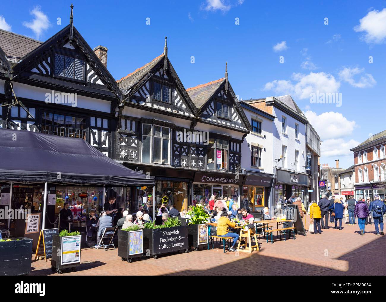 Nantwich Cheshire East - Nantwich strada alta con edificio a graticcio Nantwich libreria e bar lounge Nantwich Cheshire Inghilterra UK GB Europa Foto Stock