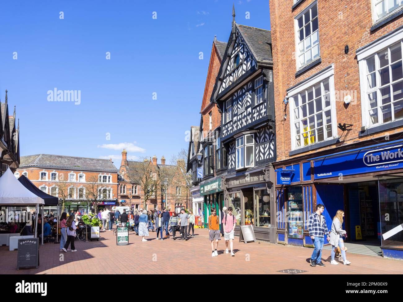 Nantwich Cheshire East - Nantwich strada principale con edifici a graticcio e la gente shopping Nantwich Cheshire Inghilterra GB Europa Foto Stock