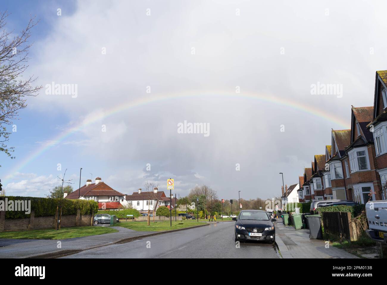 Londra UK, 10th aprile 2023. Meteo nel Regno Unito. Lunedì di Pasqua, arcobaleno, doccia e sole visti oltre il confine della Greater London e della contea del Kent England. Credit: Glosszoom/Alamy Live News Foto Stock