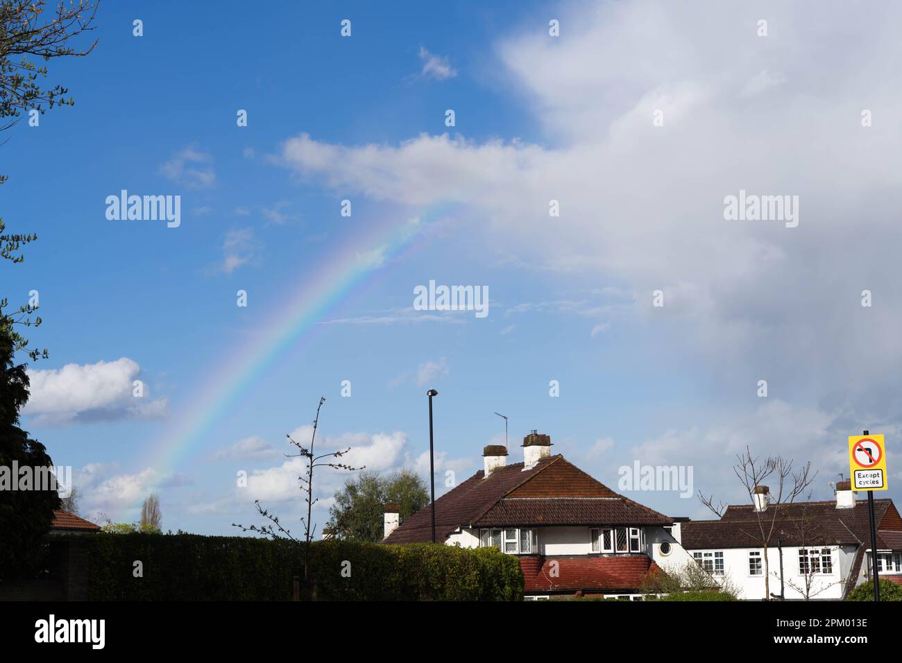 Londra UK, 10th aprile 2023. Meteo nel Regno Unito. Lunedì di Pasqua, arcobaleno, doccia e sole visti oltre il confine della Greater London e della contea del Kent England. Credit: Glosszoom/Alamy Live News Foto Stock