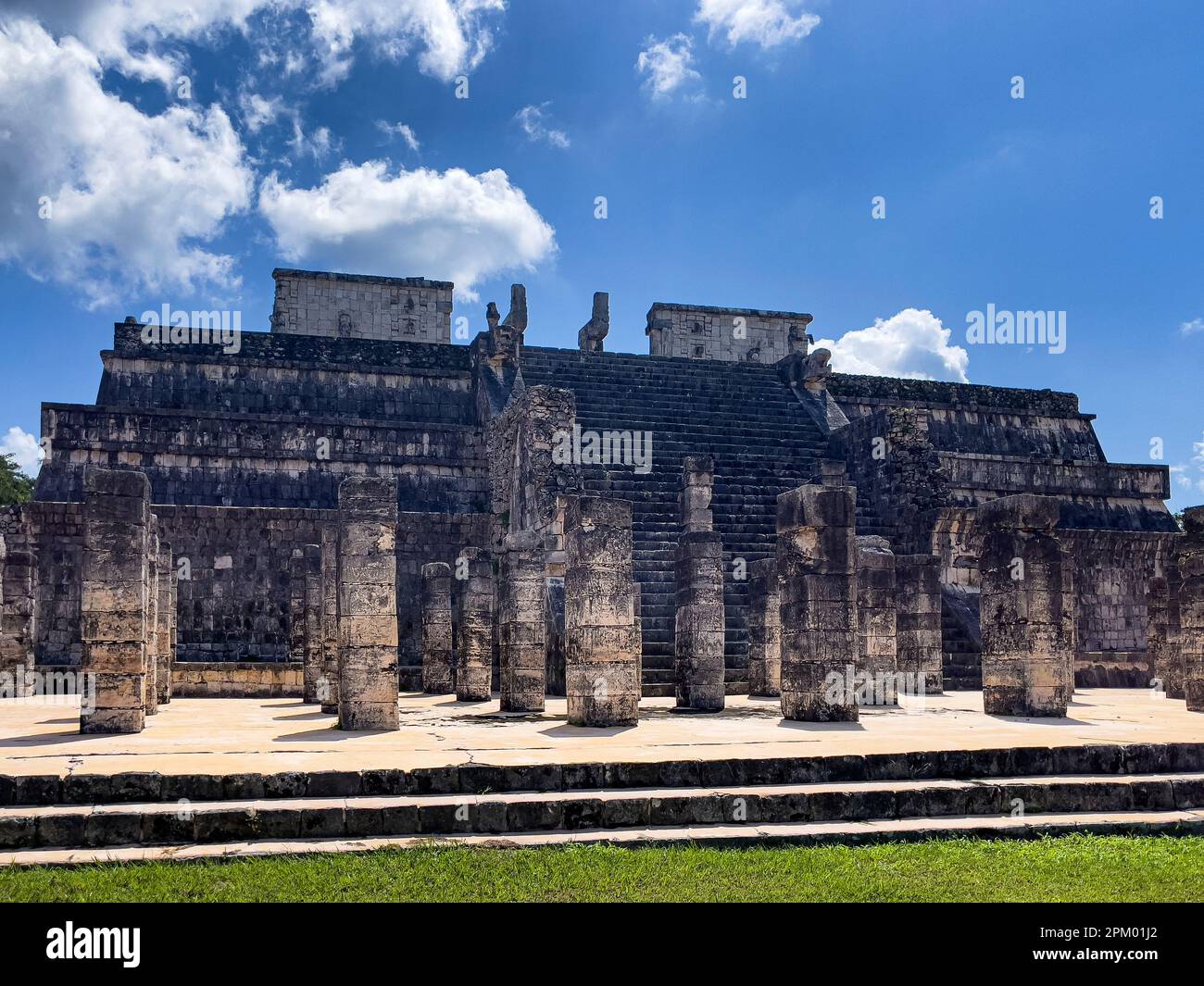 Le mille colonne e il tempio dei guerrieri di Chichen Itza in onore del dio Kukulkan, il castello della civiltà Maya. Foto Stock
