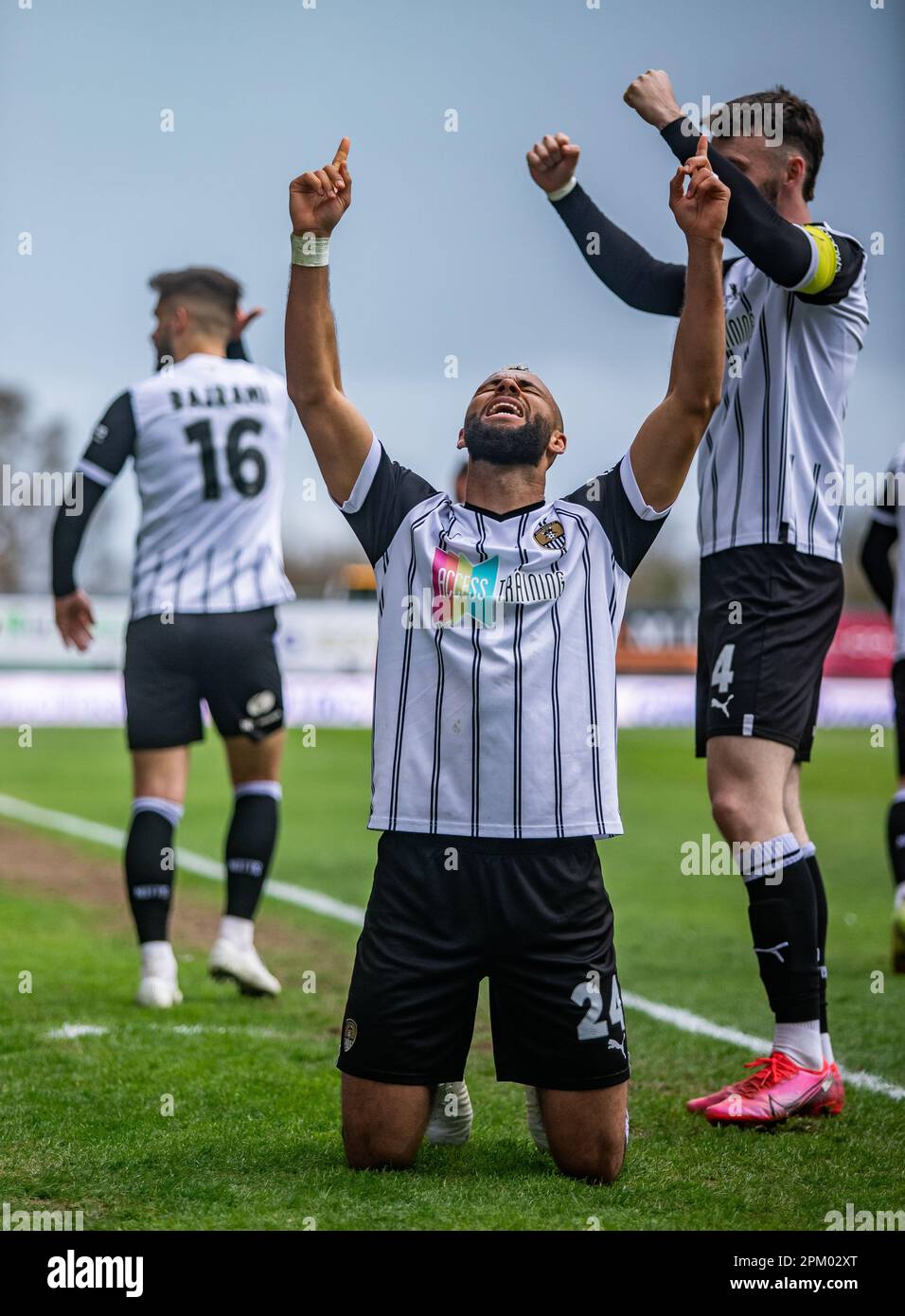 Wrexham, Regno Unito. 10th Apr, 2023. John Bostock #24 di Notts County loda dio e celebra il suo sciopero sensazionale durante la partita della Vanarama National League Wrexham vs Notts County all'ippodromo di Wrexham, Regno Unito, 10th aprile 2023 (Photo by Ritchie Sumpter/News Images) a Wrexham, Regno Unito il 4/10/2023. (Foto di Ritchie Sumpter/News Images/Sipa USA) Credit: Sipa USA/Alamy Live News Foto Stock