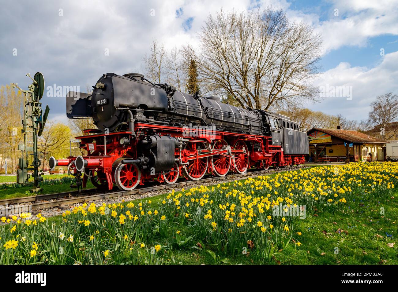 Locomotiva a vapore a Treuchtlingen. La locomotiva express 01 220 come monumento a Treuchtlingen. La locomotiva 01 220 express è una locomotiva a vapore t Foto Stock