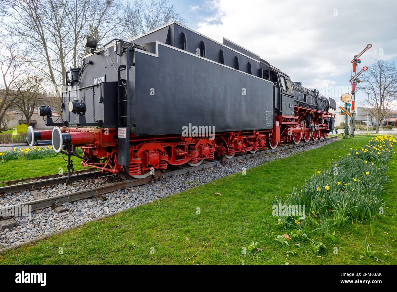 Locomotiva a vapore a Treuchtlingen. La locomotiva express 01 220 come monumento a Treuchtlingen. La locomotiva 01 220 express è una locomotiva a vapore t Foto Stock