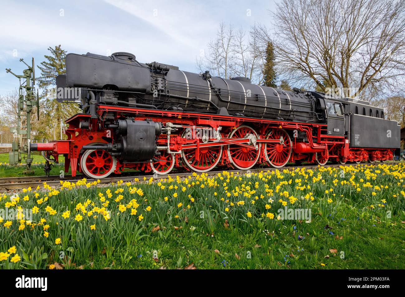 Locomotiva a vapore a Treuchtlingen. La locomotiva express 01 220 come monumento a Treuchtlingen. La locomotiva 01 220 express è una locomotiva a vapore t Foto Stock