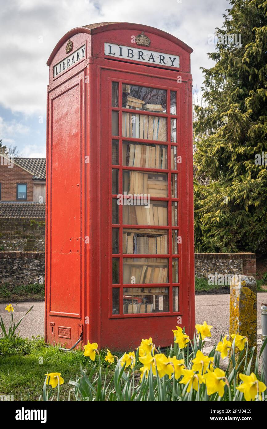 Chartham, Regno Unito, 02.04.2023, una vecchia cassetta telefonica rossa trasformata in una biblioteca pubblica Foto Stock