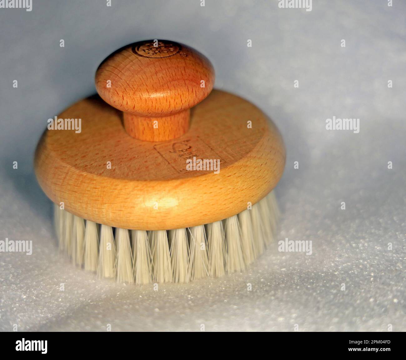 Spazzola rotonda in legno per il corpo. Foto Stock