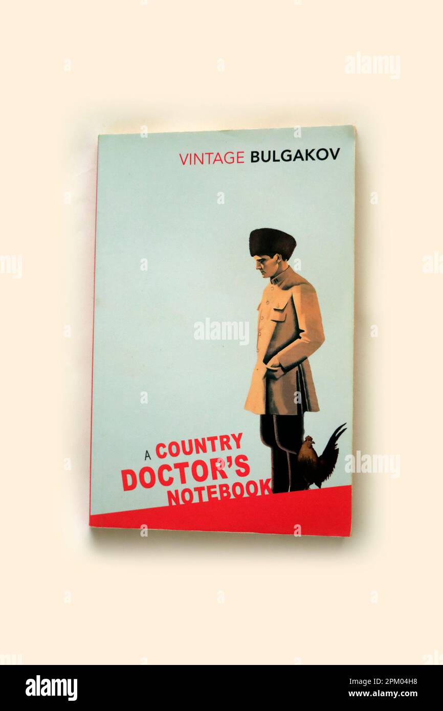 Un notebook del medico di paese. Copertina del libro cartaceo. Bulgakov vintage. Mikhail Bulgakov (1891-1940), romanziere e drammaturgo russo. Edizione in inglese Foto Stock
