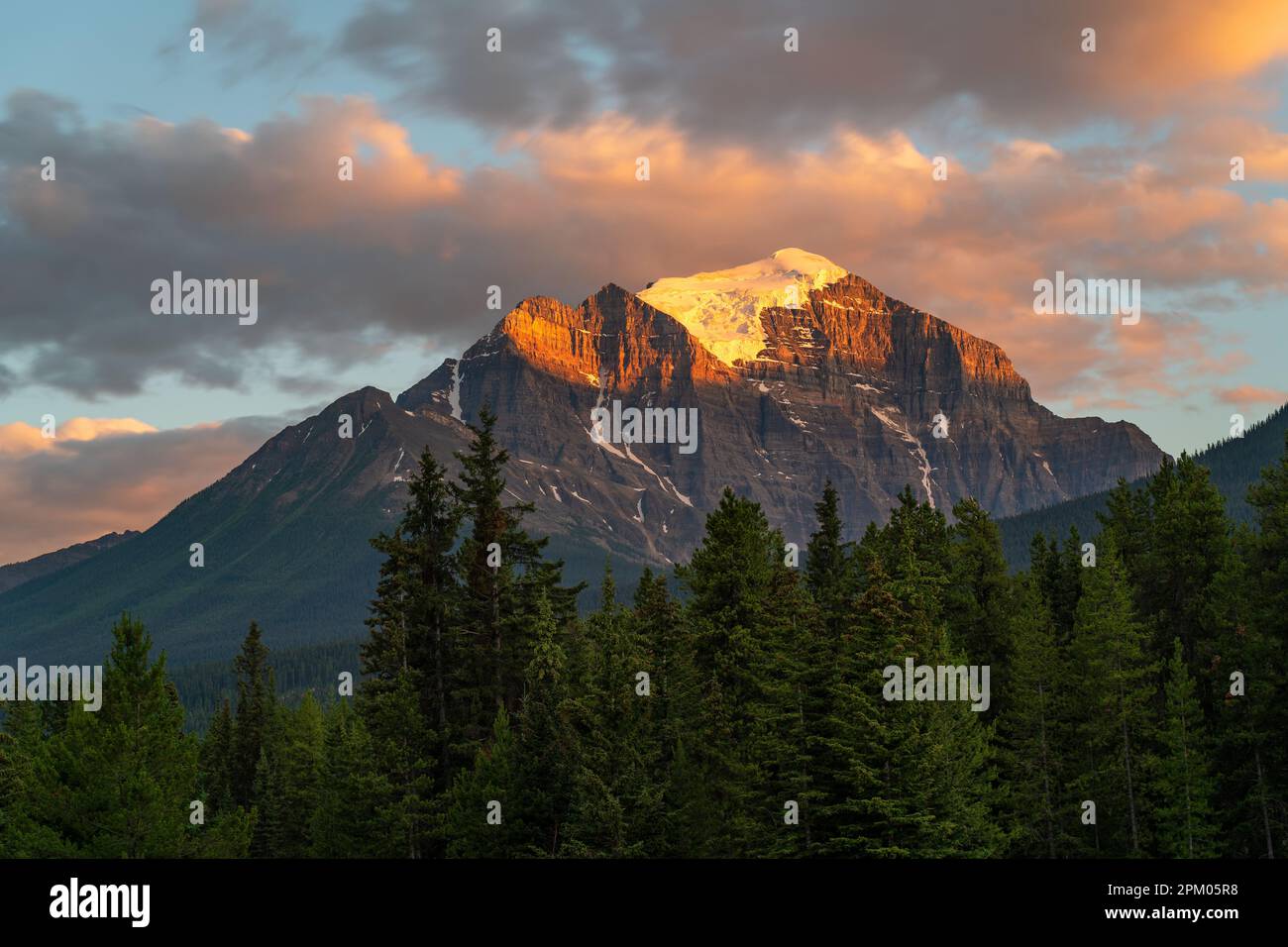 Esposizione lunga del tramonto del Tempio del Monte, parco nazionale di Banff, Canada. Foto Stock