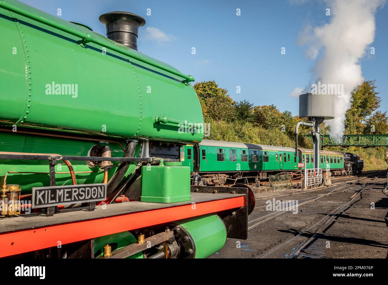 BR 'Classe 4' 2-6-0 No. 76017 parte da Ropley sulla Mid-Hants Railway, Hampshire, Inghilterra, Regno Unito Foto Stock