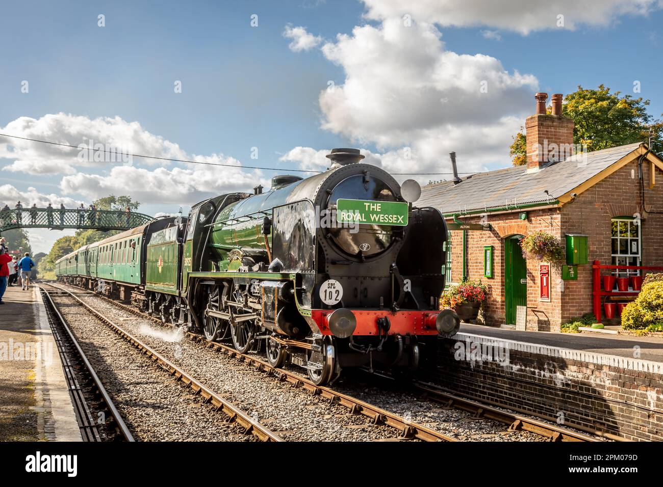 BR 'Schools' class 4-4-0 No. 30925 'Cheltenham' arriva alla stazione di Medstead, linea di Watergress, Hampshire Foto Stock