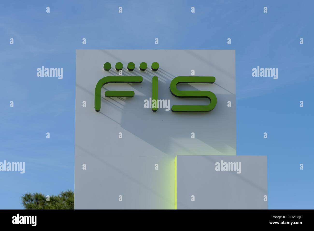Primo piano dell'insegna di terra FIS (Fidelity National Information Services) a Tampa, Florida, Stati Uniti. Foto Stock