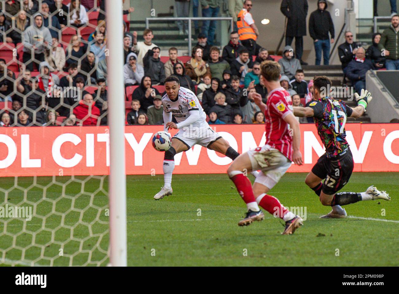 Cameron Archer #10 di Middlesbrough segna ma è escluso per off-side durante la partita del campionato Sky Bet Bristol City vs Middlesbrough ad Ashton Gate, Bristol, Regno Unito, 10th aprile 2023 (Foto di Craig Thomas/News Images) Foto Stock
