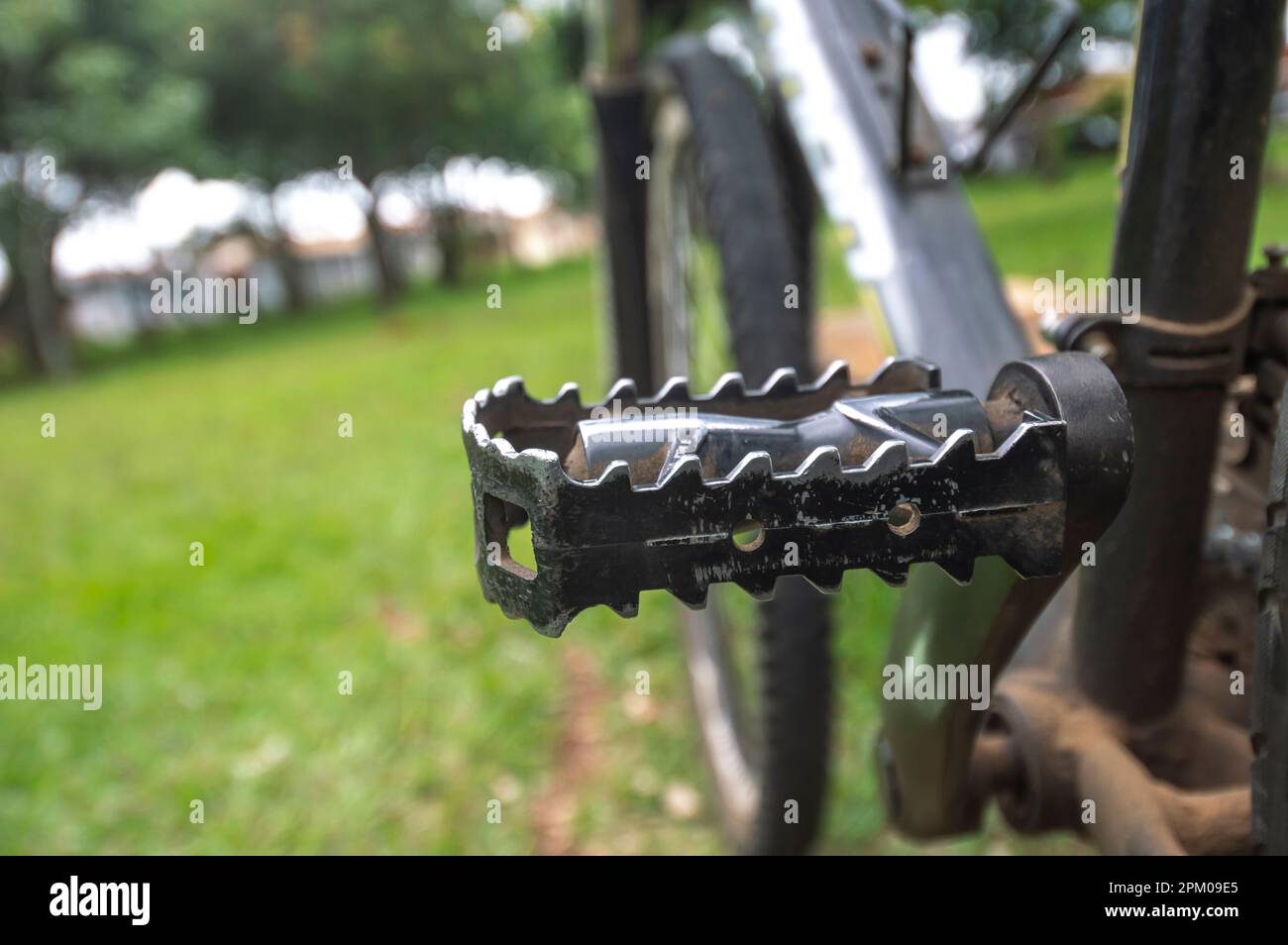 Pedali di una bicicletta focalizzata e bicicletta avanti in un quadrato, concetto di ciclismo Foto Stock