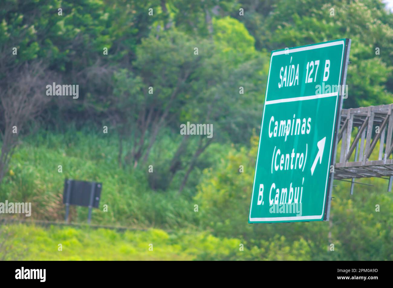 Campinas-sp,brasile-aprile 09,2023 traduzione: campinas(centro) segno che indica la direzione del centro città. Foto Stock