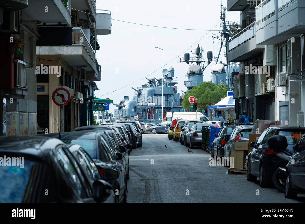 Foto della nave da guerra del museo Velos (D16) vista dalla strada. Salonicco, Grecia Foto Stock