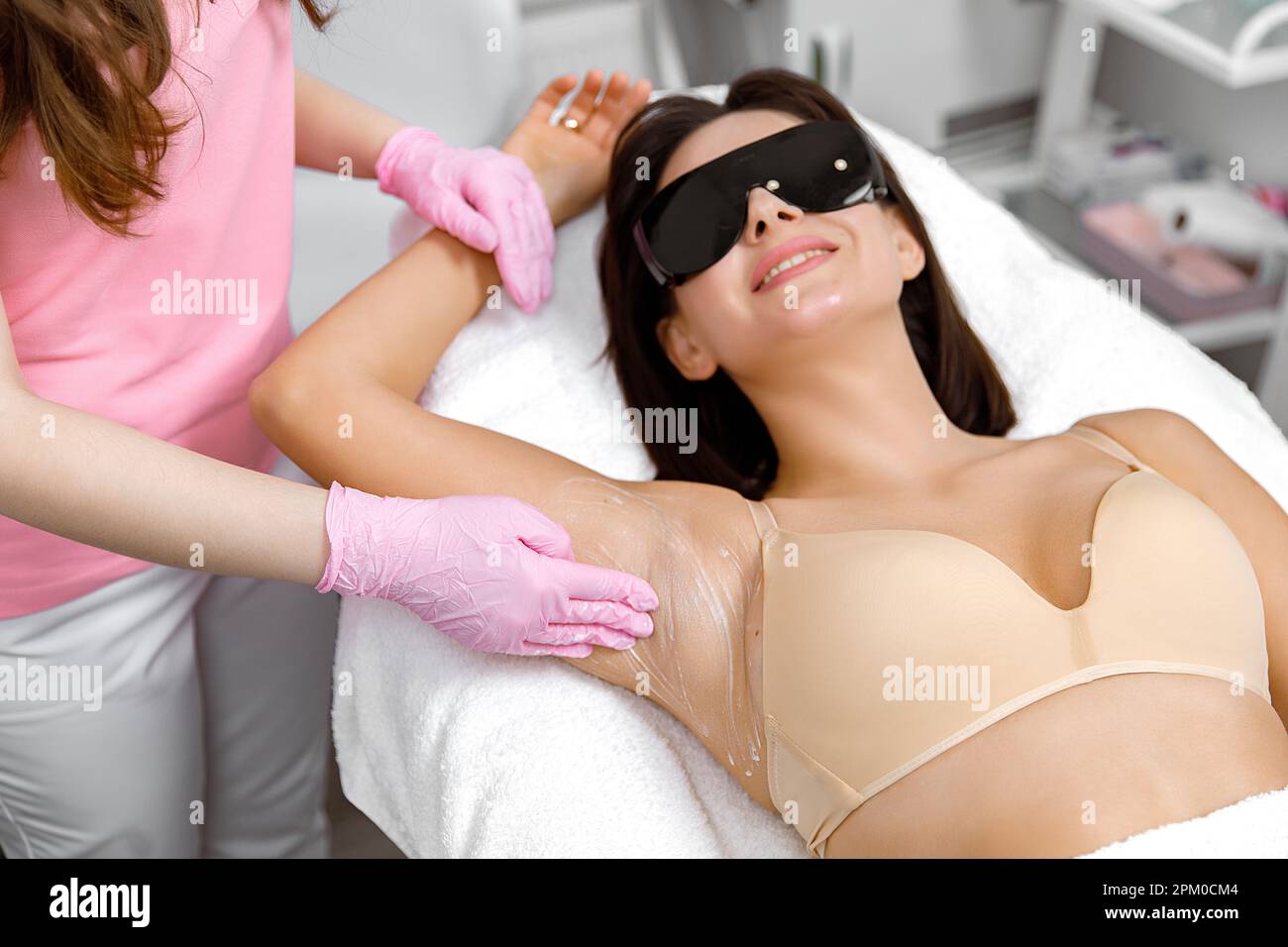 Epilazione, epilazione di bellezza, epilazione laser, pelle senza peli, laser elos, trattamenti ringiovanenti in trattamenti di bellezza cosmetica. rimozione dei peli superflui. Pelle liscia e morbida senza peli Foto Stock