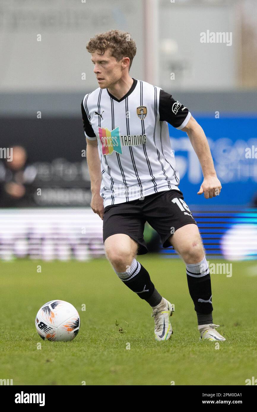 Wrexham, Regno Unito. 10th Apr, 2023. Matt Palmer della Contea di Notts in possesso durante la partita della Vanarama National League, Wrexham vs Notts County all'ippodromo di Wrexham, Regno Unito, lunedì 10th aprile 2023 (Foto di Phil Bryan/Alamy Live News) Credit: Philip Bryan/Alamy Live News Foto Stock