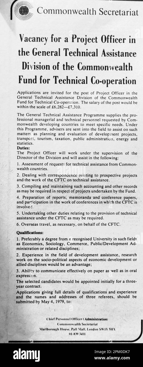 Annuncio di reclutamento del Project Officer presso la segreteria del Commonwealth su una rivista britannica 1975 Foto Stock