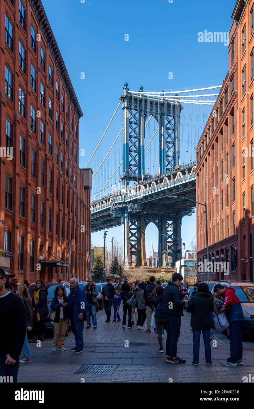 USA New York NY DUMBO Brooklyn NYC Manhattan Bridge - parco e turisti che godono l'aria di primavera Foto Stock