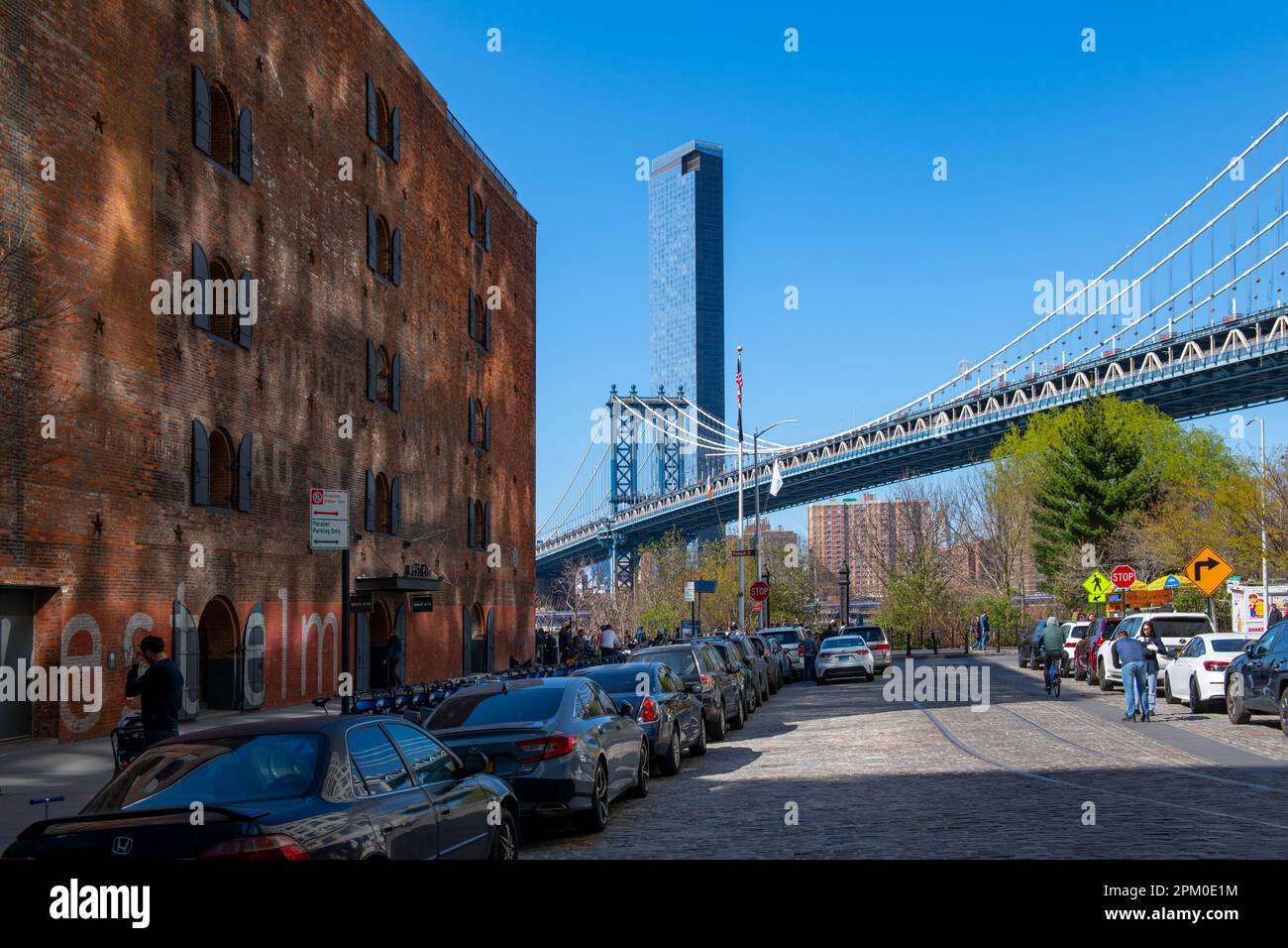 USA New York NY DUMBO Brooklyn NYC Manhattan Bridge - parco e turisti che godono l'aria di primavera Foto Stock