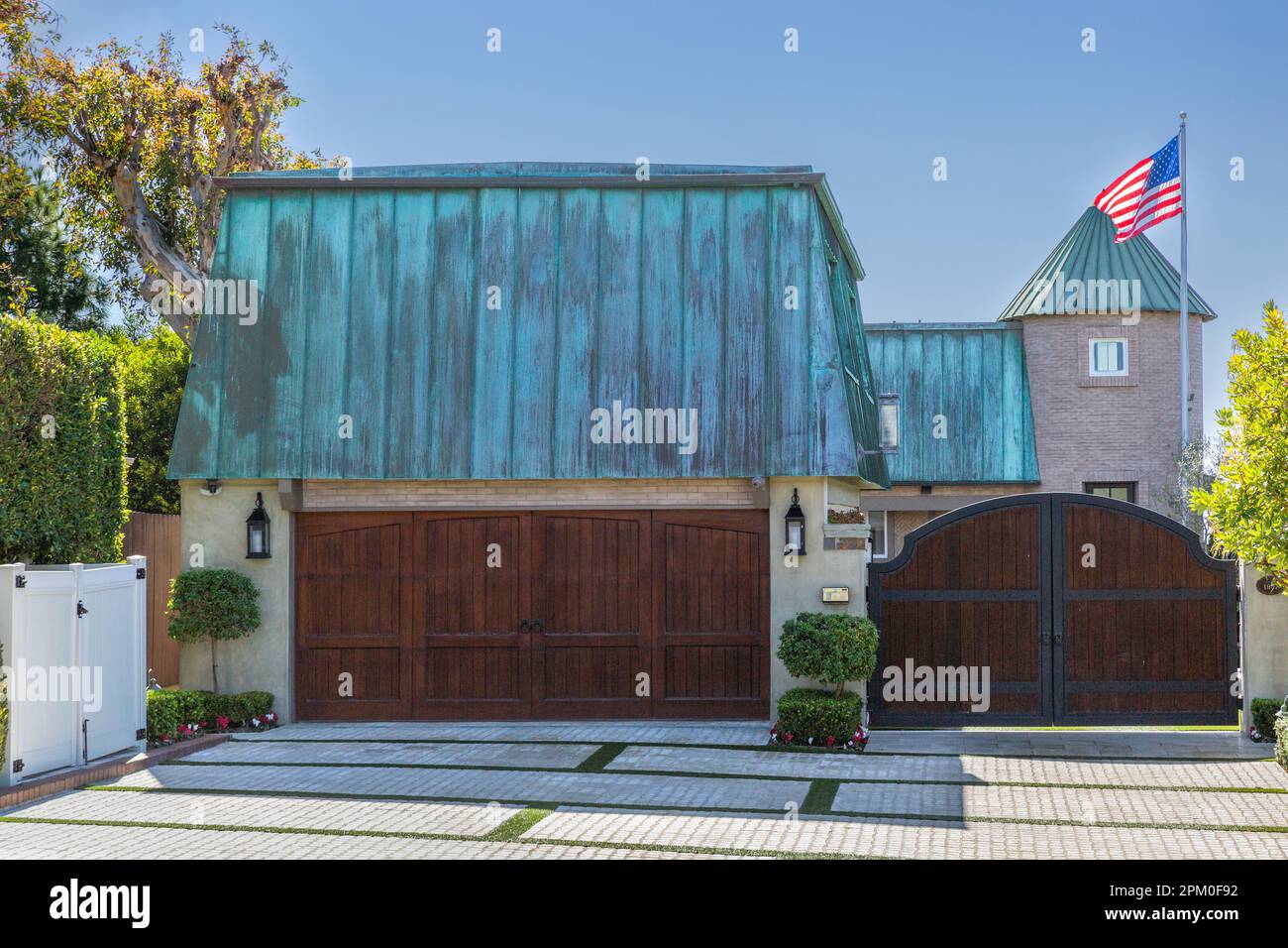 West Coast lusso gated casa con un tetto mansarda, torretta, e flagpole a Dana Point, Orange County, California meridionale. Foto Stock