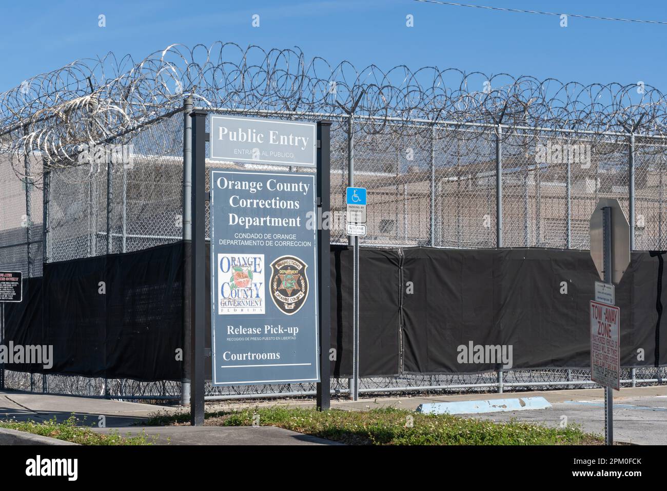 Il cartello del Dipartimento di correzione della contea di Orange si trova al di fuori della recinzione di sicurezza del collegamento a catena perimetrale Foto Stock