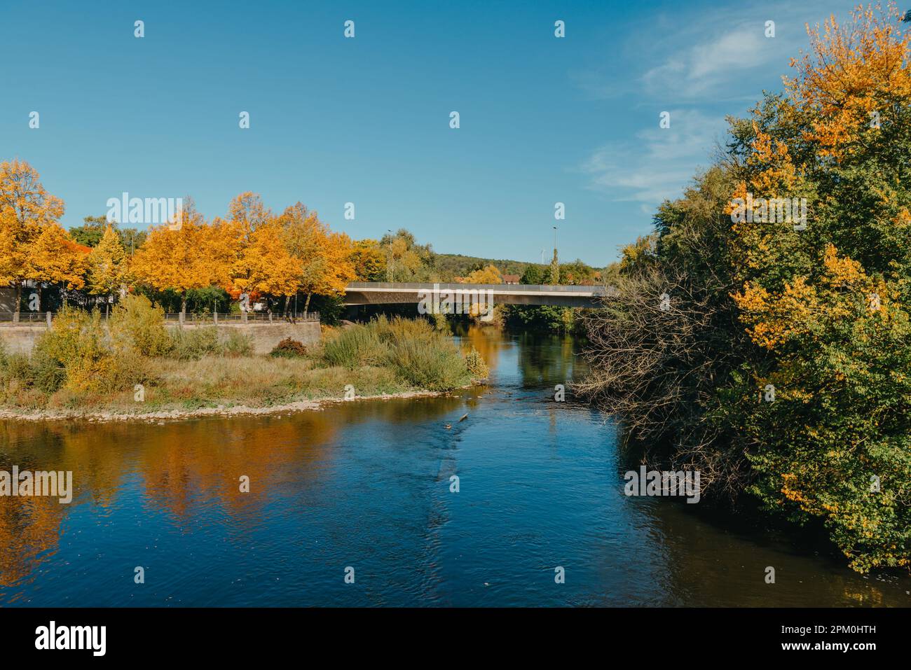 Ponte ferroviario con fiume a Bietigheim-Bissingen, Germania. Autunno. Viadotto ferroviario sul fiume Enz, costruito nel 1853 da Karl von Etzel su una somma di sole Foto Stock