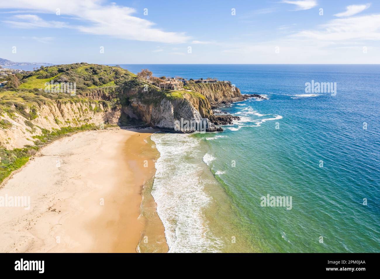 Vista aerea della spiaggia di El Moro al Crystal Cove State Park nella contea di Orange, California Foto Stock